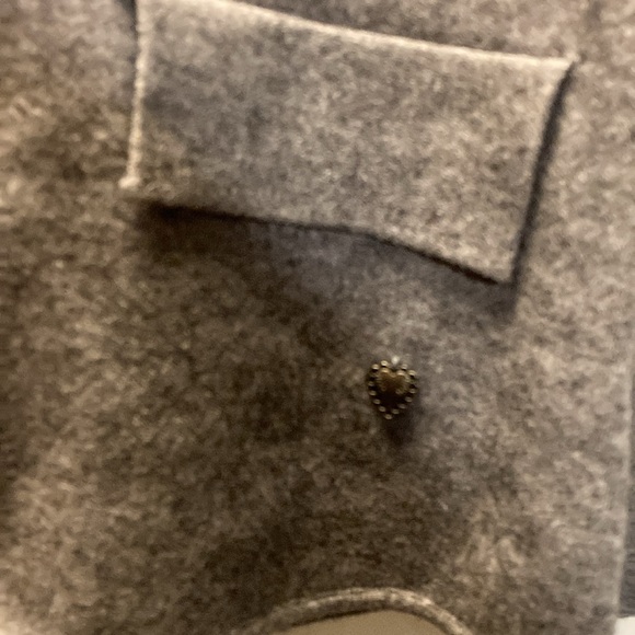 Grey women’s cardigan, no size but would say small. NWT. Made in P.R.C - Picture 2 of 4